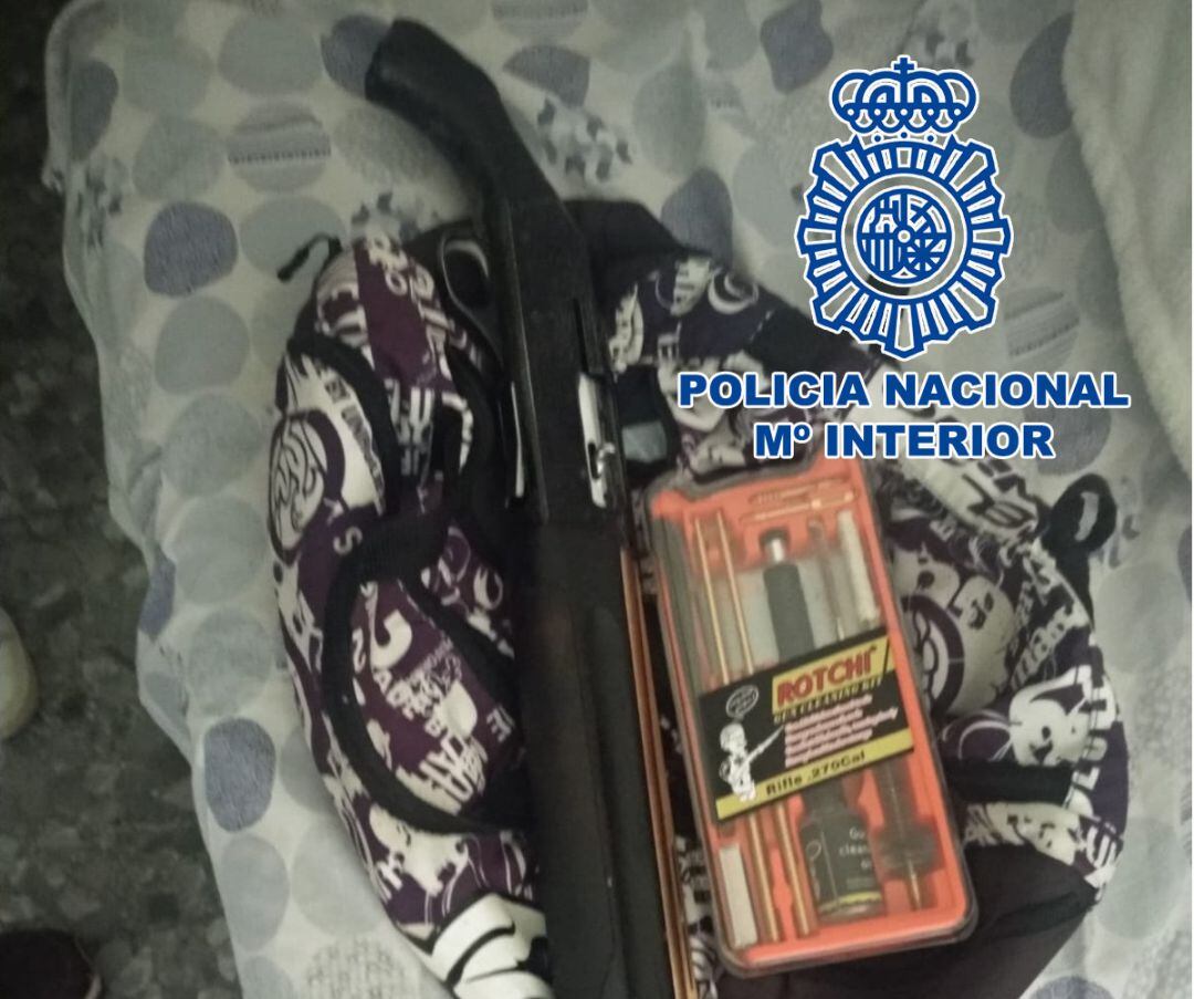 Arma encontrada en el domicilio del detenido.