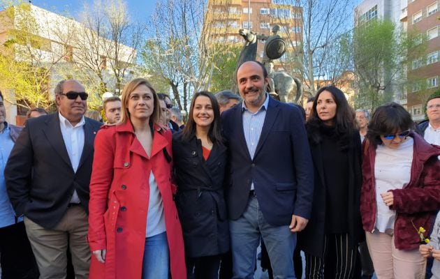 Inés Arrimadas (c), junto a la candidata de Cs a la presidencia de Castilla-La Mancha, Carmen Picazo (i) y el portavoz de la formación en Ciudad Real, Francisco Fernández-Bravo (d)