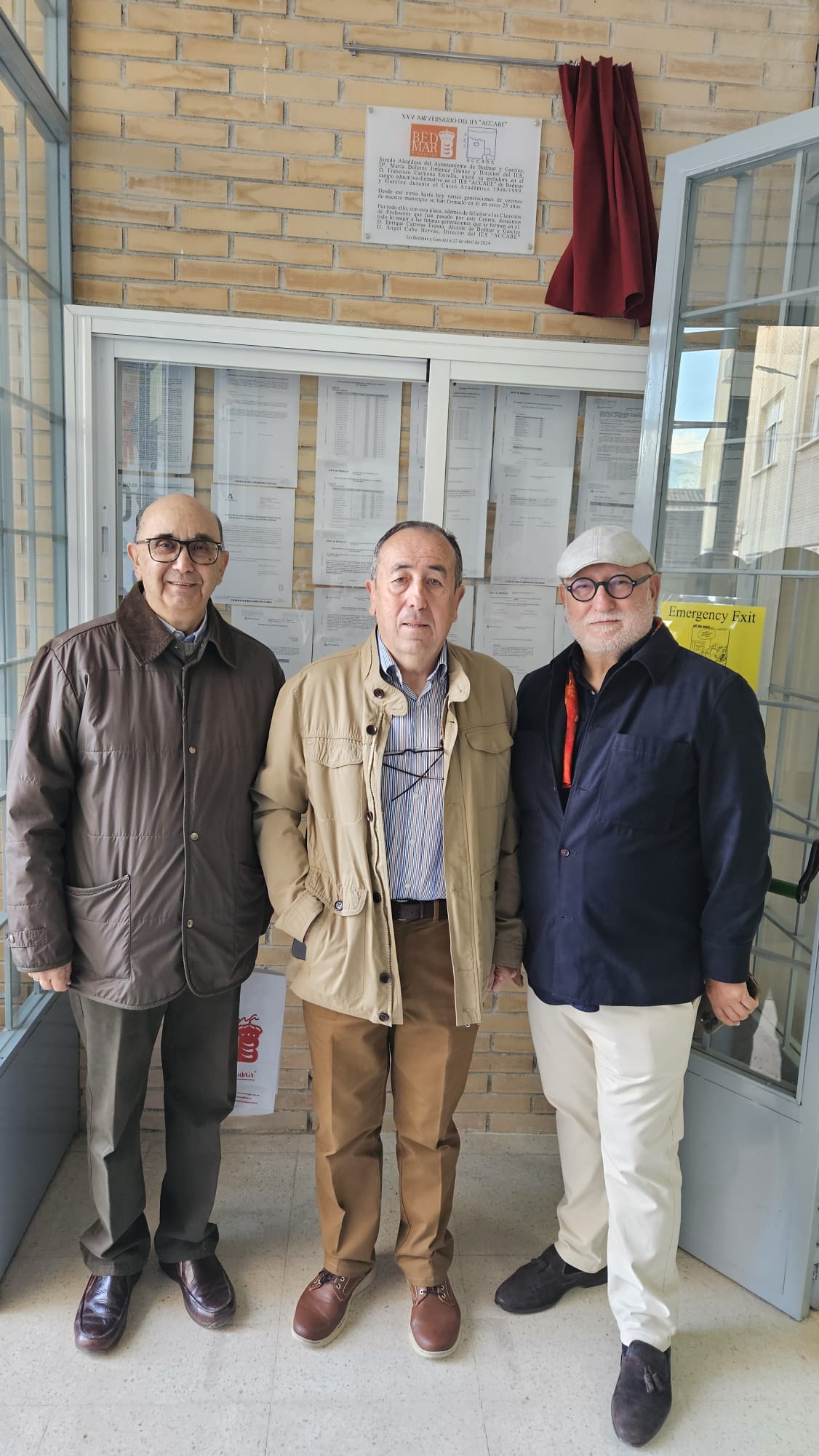 De izquierda a derecha: Cronista, José Manuel Troyano, primer director, Francisco Carmona, y artista local, Antonio Suarez, ante la placa conmemorativa