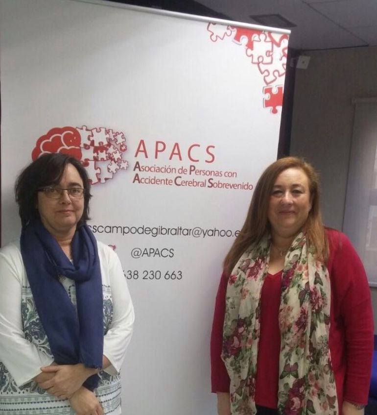 Isabel Beneroso, presidenta de APACS junto a la portavoz de salud de PSOE en el Parlamento de Andalucía Soledad Pérez.