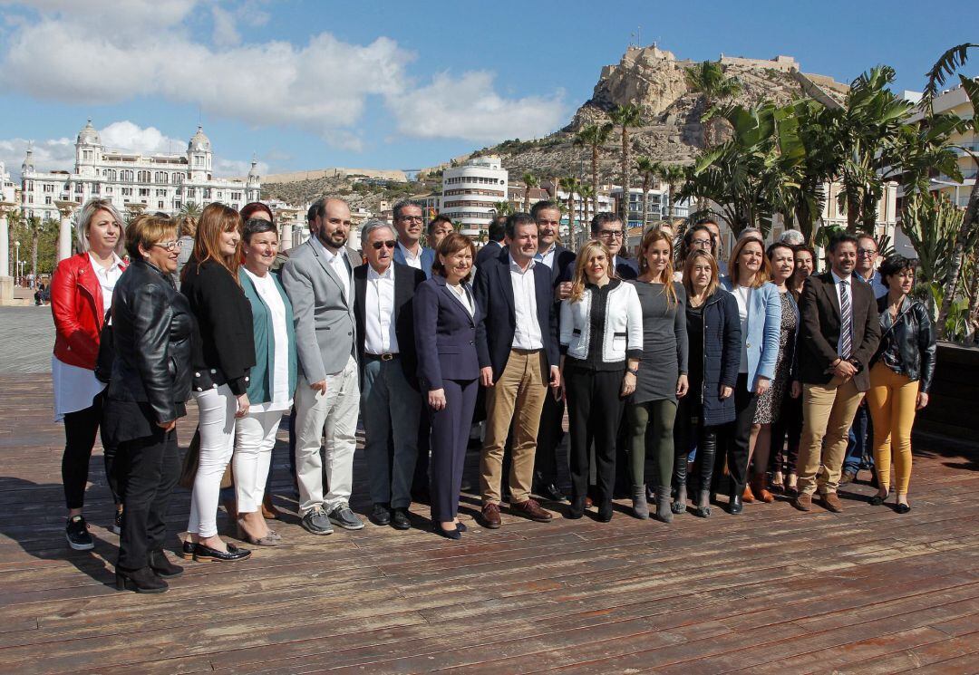 Los intregrantes de la lista a las Cortes Valencianas del PPCV se han fotografiado hoy en el puerto de Alicante.