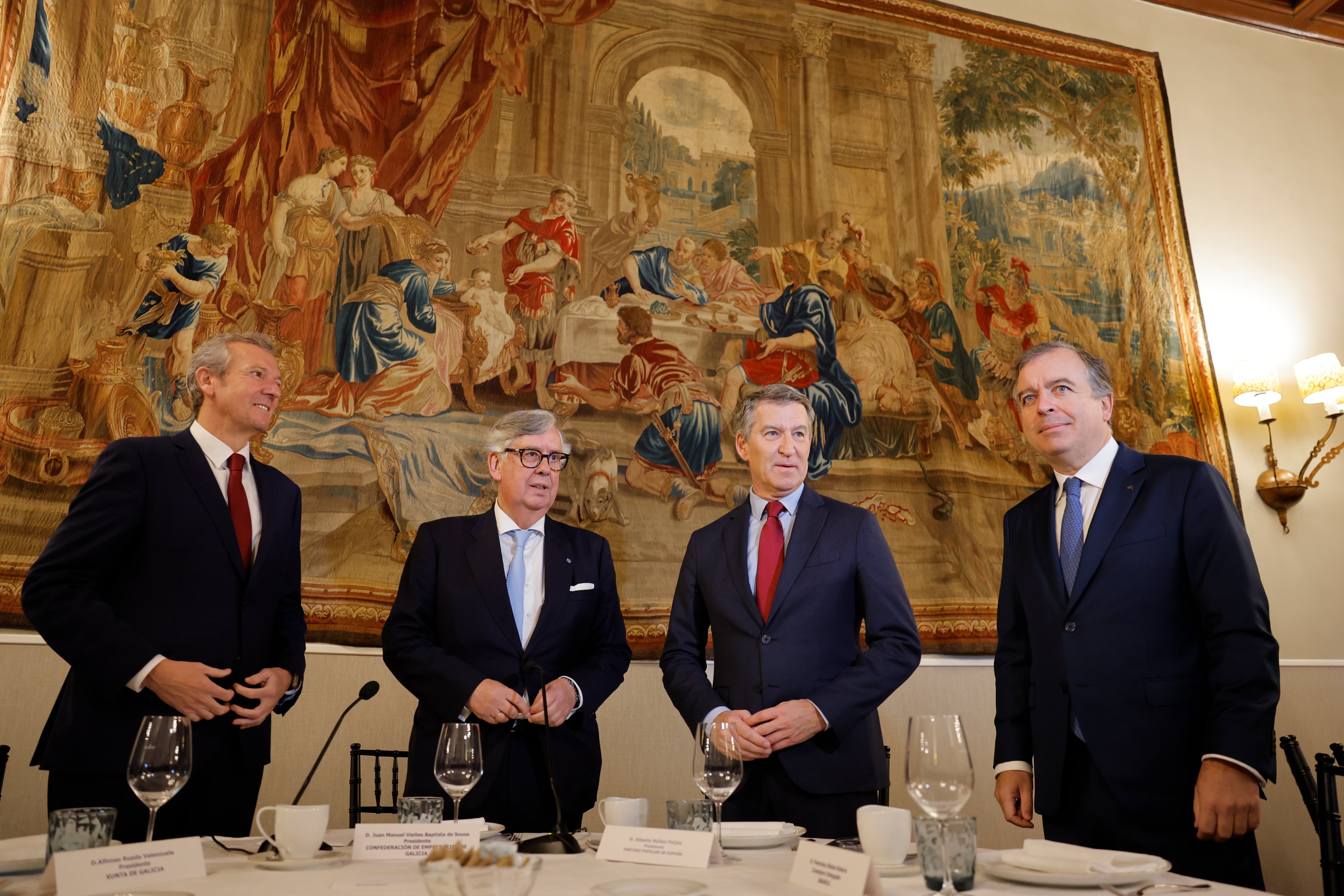 El presidente del Partido Popular, Alberto Núñez Feijóo (2d), conversa con el presidente de la Confederación de EMpresarios de Galicia (CEG), Juan Manuel Vieites (2i), el presidente de la Xunta, Alfonso Rueda (i), y el consejero delegado de Abanca, Francisco Botas (d), durante un desayuno organizado por la Confederación de Empresarios de Galicia, este viernes, en Santiago de Compostela. EFE/ Lavandeira