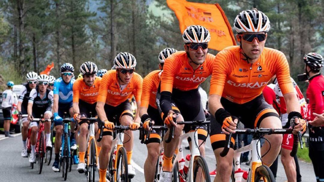 El equipo naranja en plena carrera.