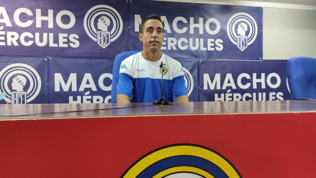 Pedro sánchez, en la sala de prensa del Rico Pérez