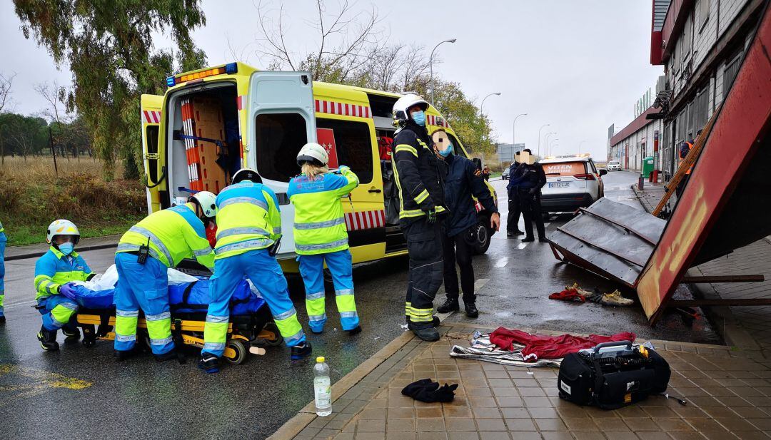 El accidente ocurría sobre las diez de la mañana del domingo en el exterior de la nave, situada en la calle Matarrosa de Fuenlabrada.