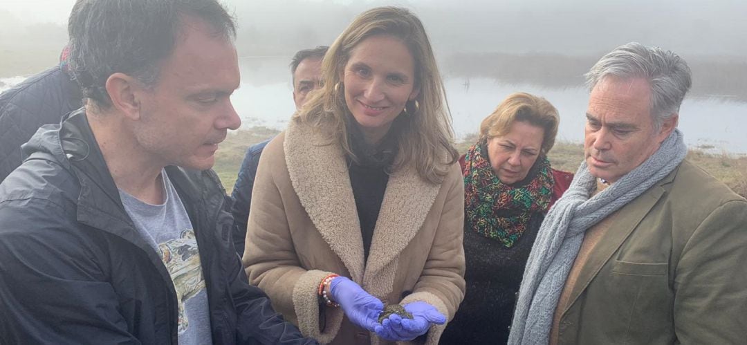 La consejera de Medio Ambiente, Paloma Martín, en su visita a la Laguna de Valdemanco