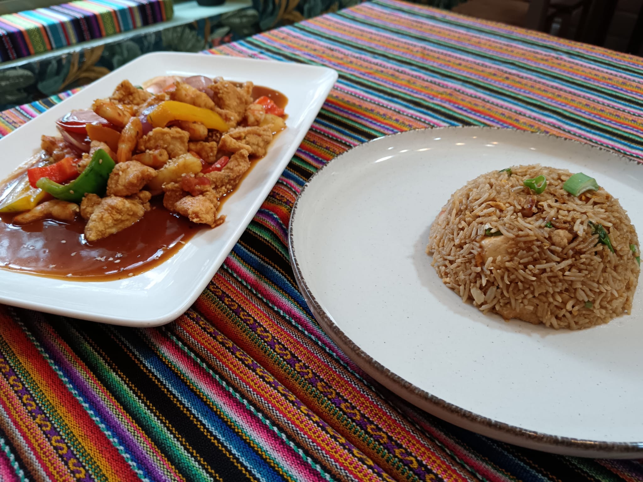 Arroz chaufa y pollo con verdura, fruta y langostinos al oloroso