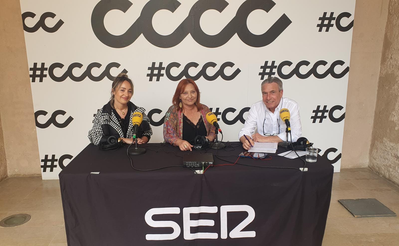 De izq a der: Sandra Val, artista del proyecto ganador de la II edicion de Cultura Online #CMCVaCasa;  Nuria Blaya, co-comisaria de la exposición de Cultura online