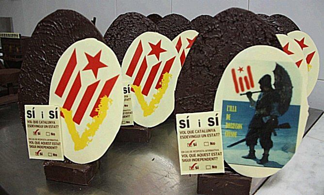banderas esteladas y papeletas de referéndum en las"monas" de Pascua