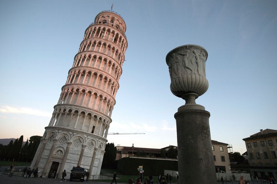 La Torre de Pisa, que se encuentra en la localidad italiana del mismo nombre, tiene una inclinación de casi cuatro metros desde la vertical.