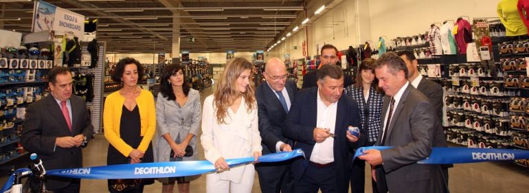 El exalcalde de Arroyo de la Encomienda, José Manuel Méndez (2D), corta la cinta inaugural de la tienda Decathlon