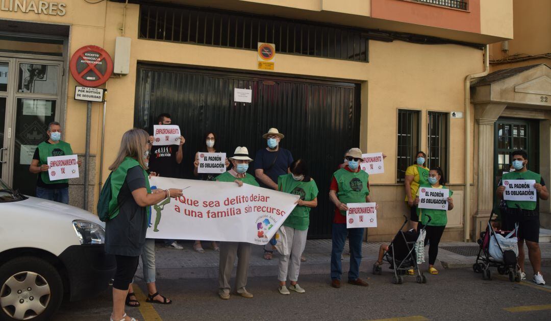 Protesta de la PAH y la AABI en el Ayuntamiento de Linares.