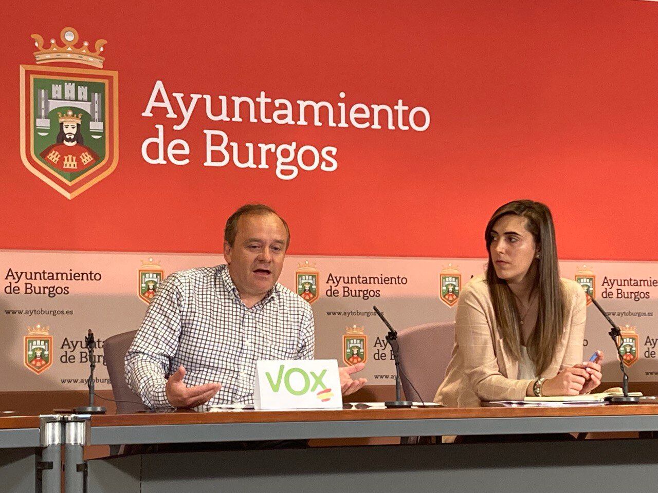 El concejal de Vox Martínez-Acitores y la portavoz del Gobierno, Andrea Ballesteros (PP)