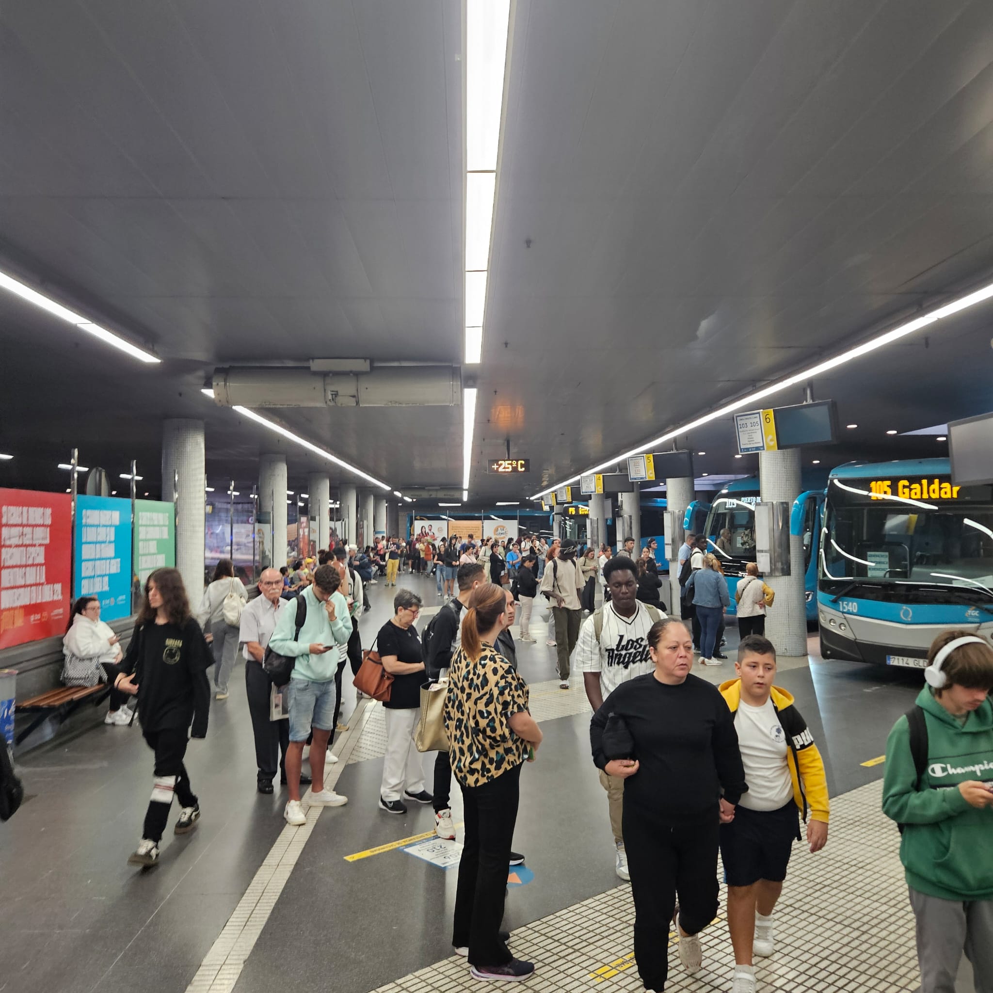 Imagen de la huelga de transporte de viajeros en la estación de guaguas de San Telmo, en Las Palmas de Gran Canaria