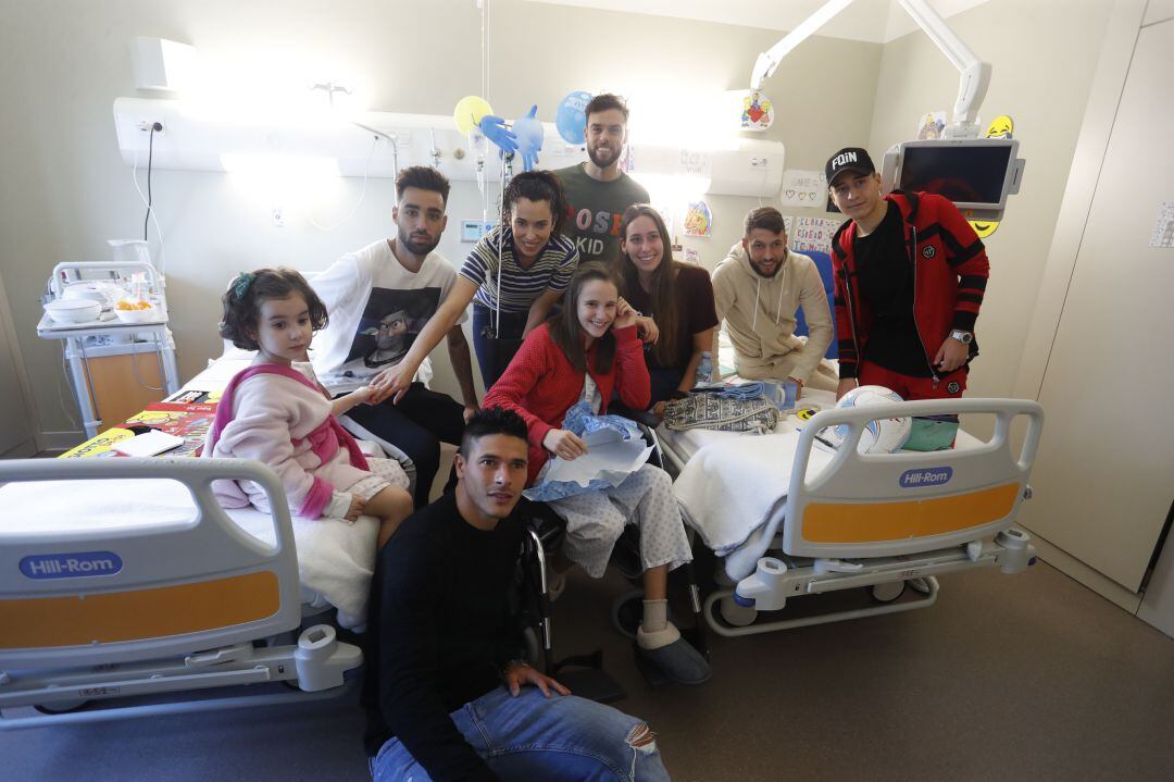 La plantilla del Celta visitó a los niños ingresados en el Hospital Álvaro Cunqueiro