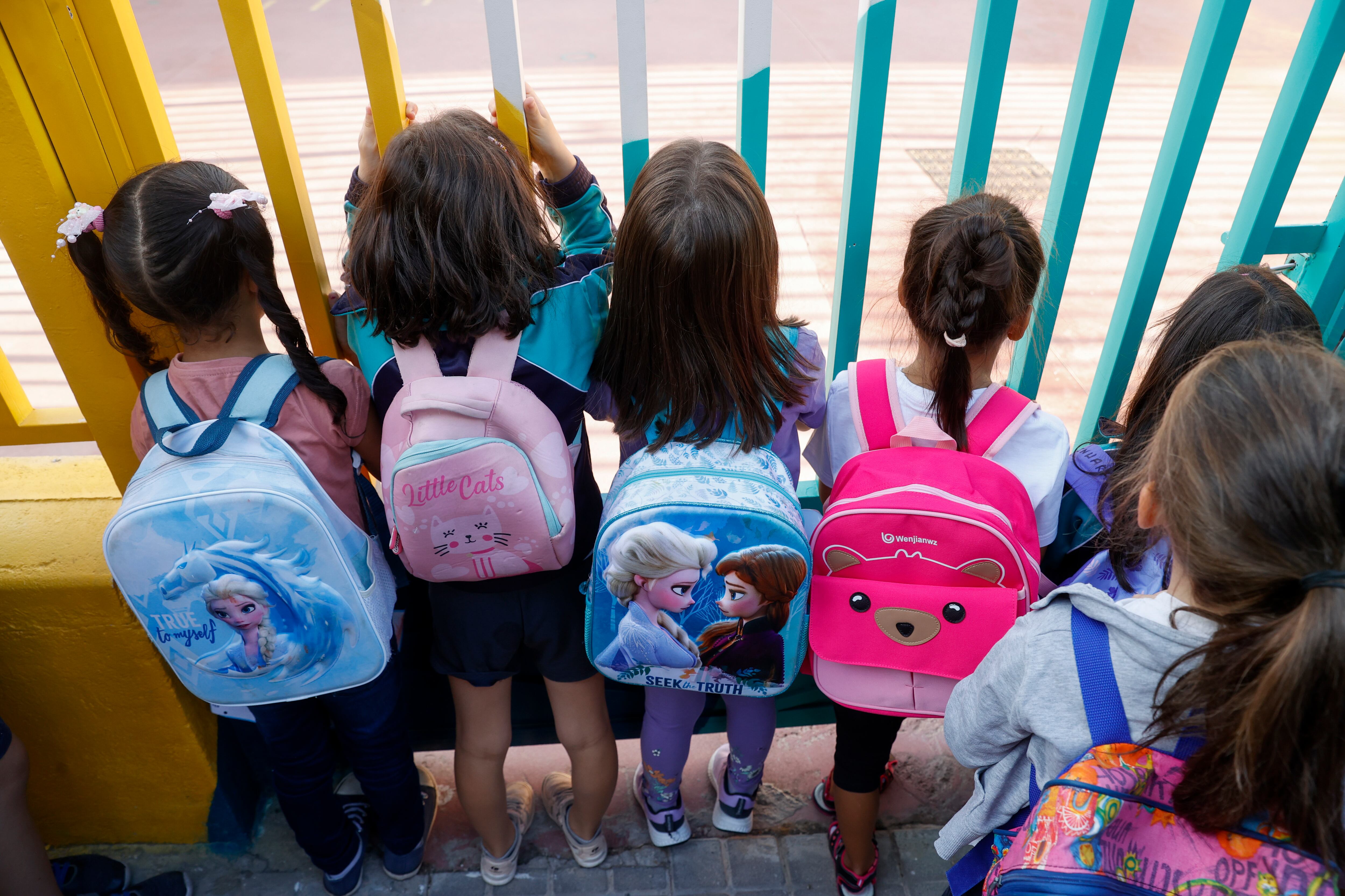 Varios niños esperan la apertura de puertas  EFE/Juan Carlos Hidalgo