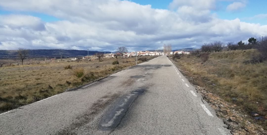 Carretera CU-V-5003 con la localidad de El Cubillo (Cuenca) al fondo.