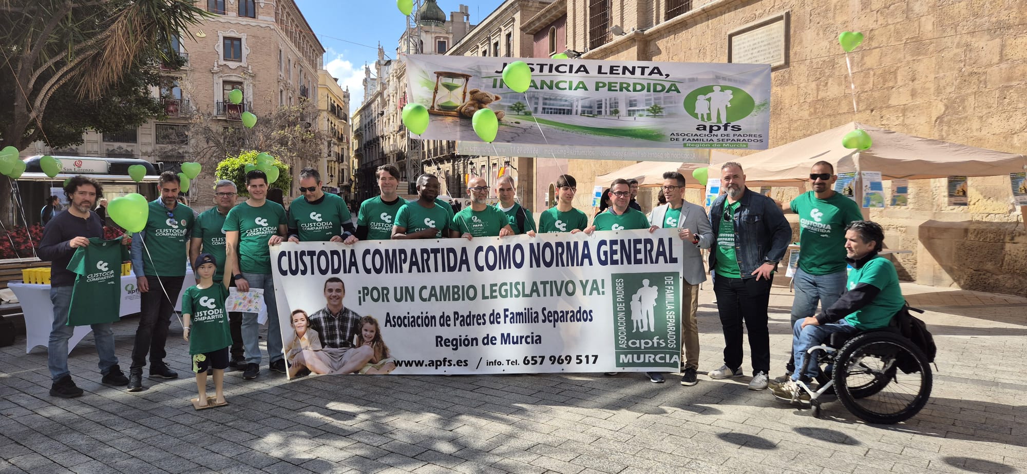 Integrantes de APFS Región de Murcia reclaman en Santo Domingo la custodia compartida como norma general en el Día del Padre.