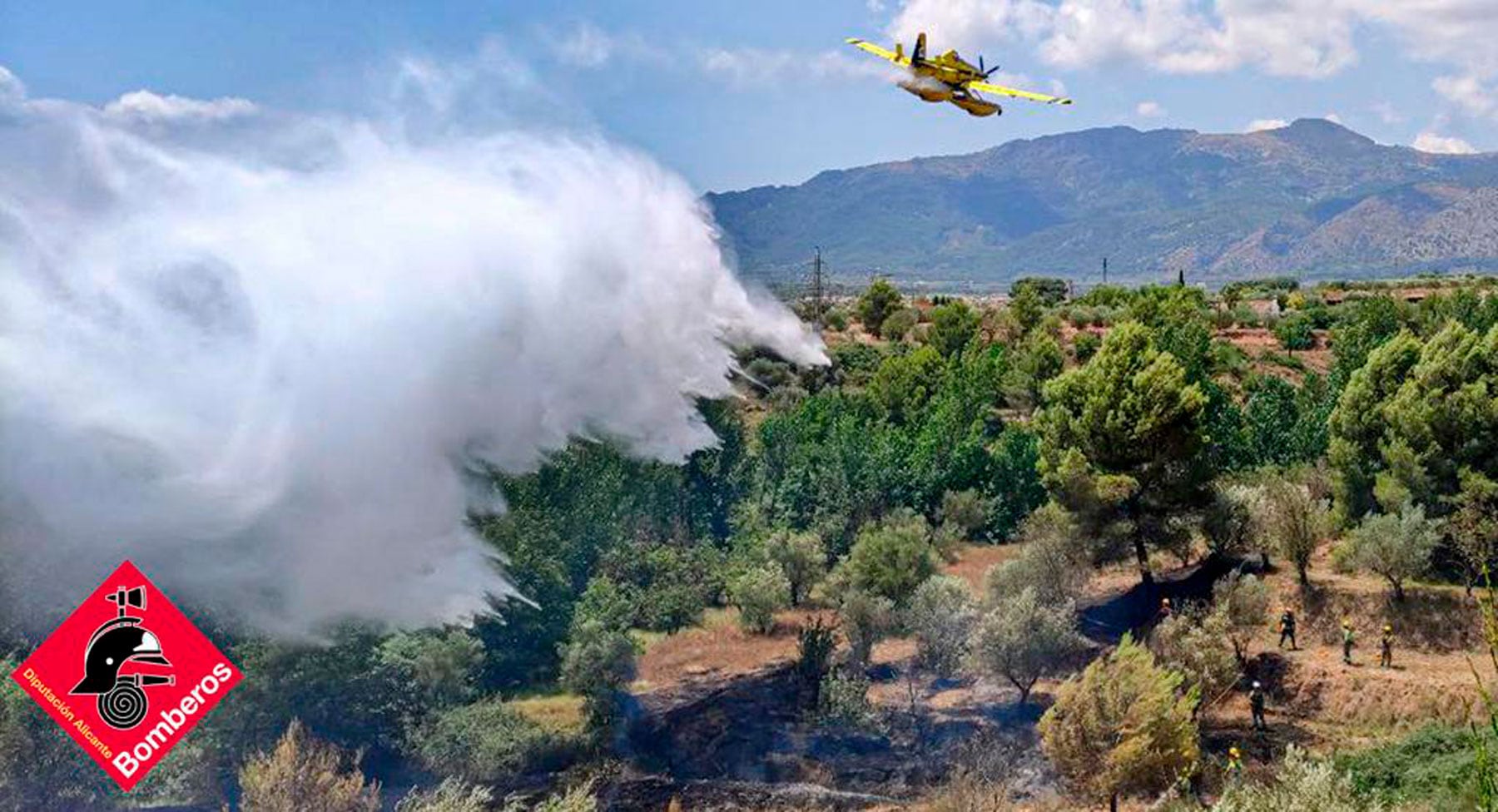 Un instante de la actuación de la avioneta en el incendio que se ha producido en Turballos
