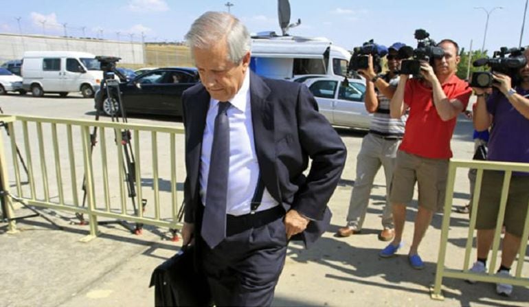 Foto de archivo del abogado Javier Gómez de Liaño a su llegada a la prisión de Soto del Real, para reunirse con Luis Bárcenas.