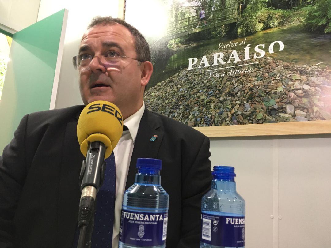 Isaac Pola, consejero de Industria, Empleo y Turismo del Principado en el stand de Ser Gijón y Ser Avilés en Fitur