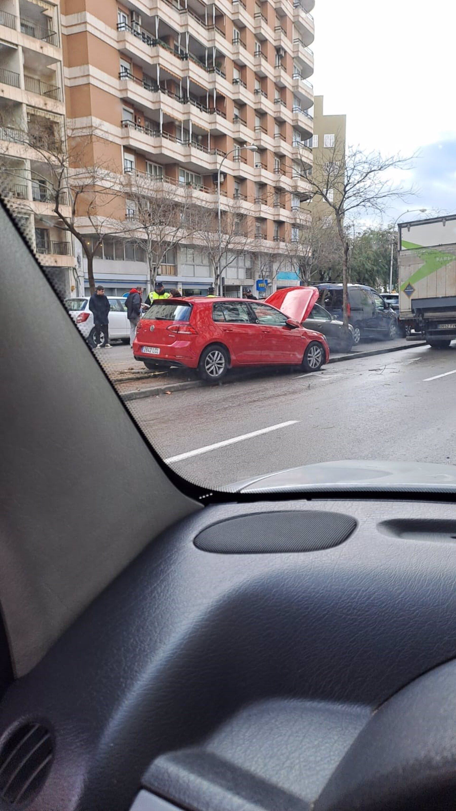 11/01/2024 El coche accidentado tras resbalar en el líquido derramado en Avenidas.
SOCIEDAD ESPAÑA EUROPA ISLAS BALEARES AUTONOMÍAS
AYTO. DE PALMA
