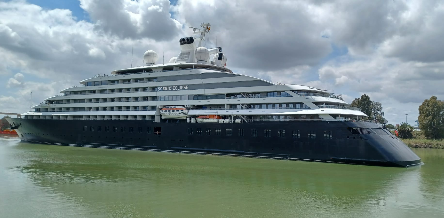 Crucero Scenic Eclipse en el Puerto de Sevilla