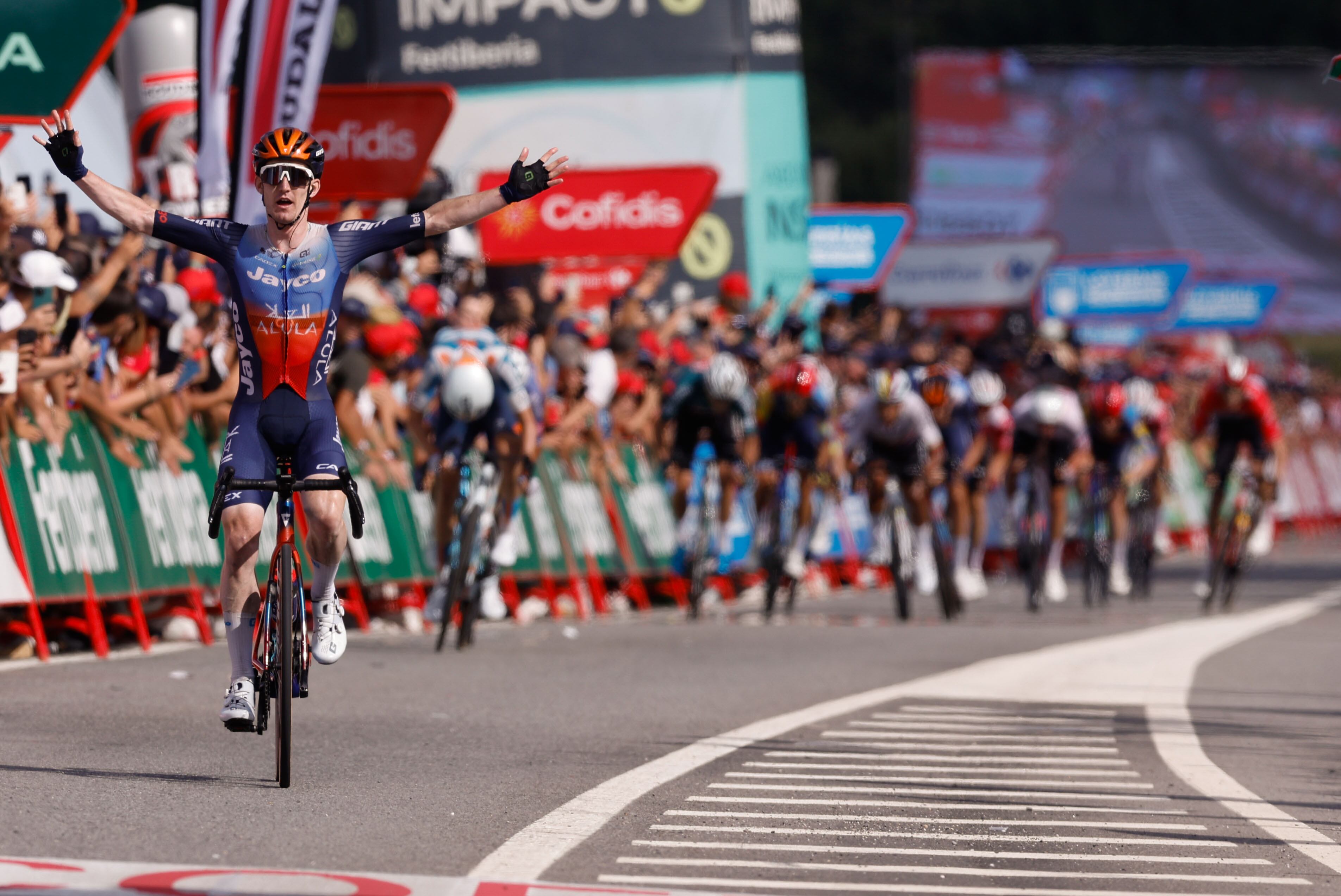 El ciclista irlandés del Jayco Alula Eddie Dunbar celebra su victoria en la undécima etapa de la Vuelta Ciclista a España