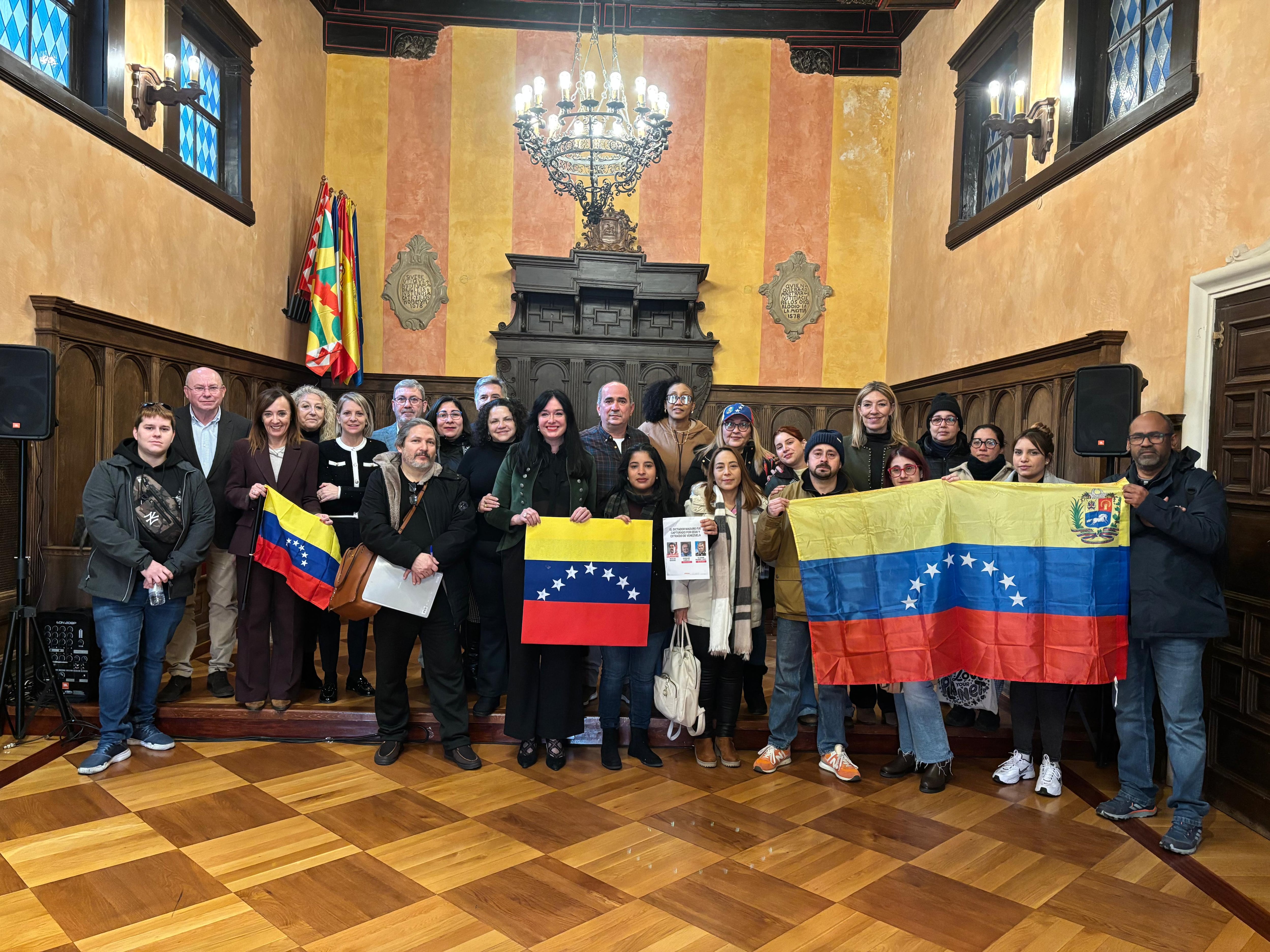 Recepción de Lorena Orduna a varios vecinos venezolanos de Huesca