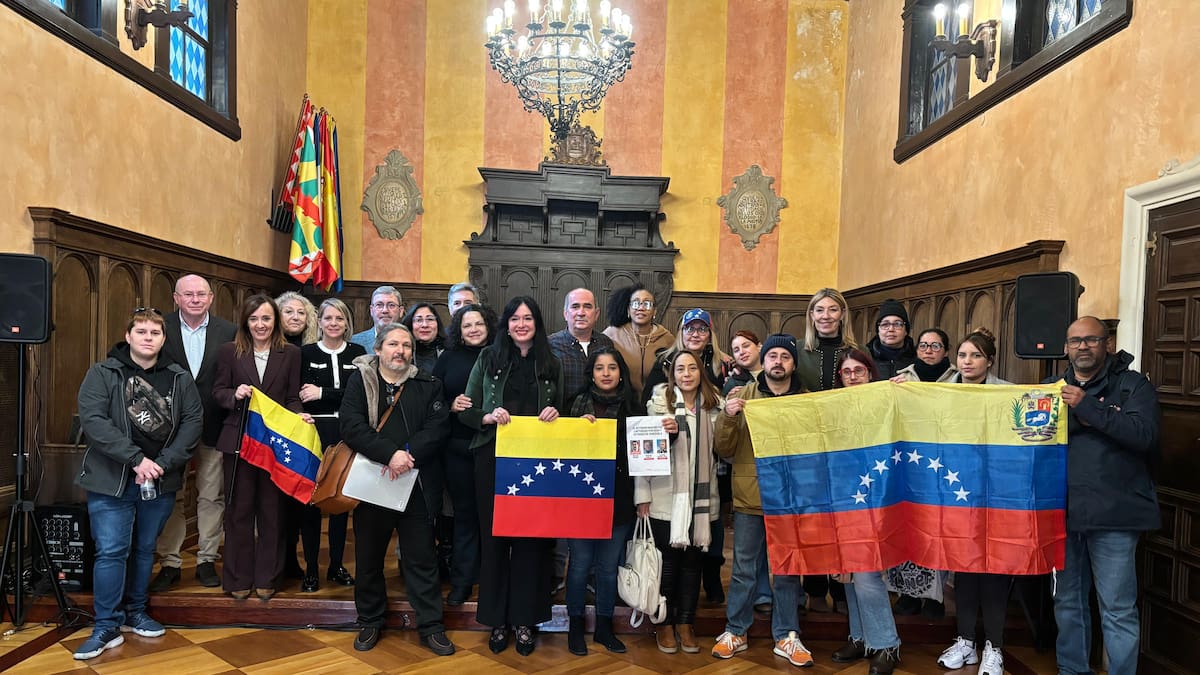 Lorena Orduna recibe a una representación de la comunidad venezolana de Huesca