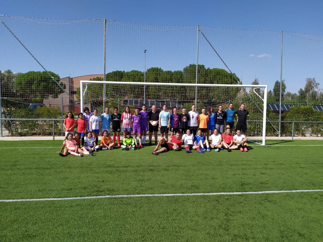 Foto de familia del CD Fútbol Femenino Medina Ciudad del Mueble en esta pretemporada