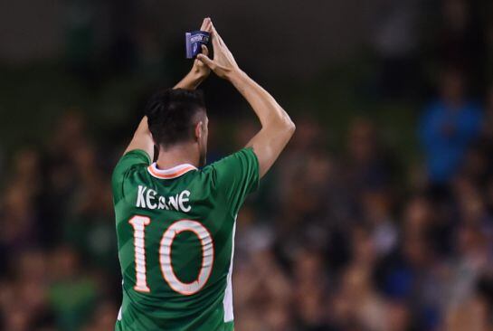 El capitán de Irlanda, Robbie Keane, se despìde de su selección.