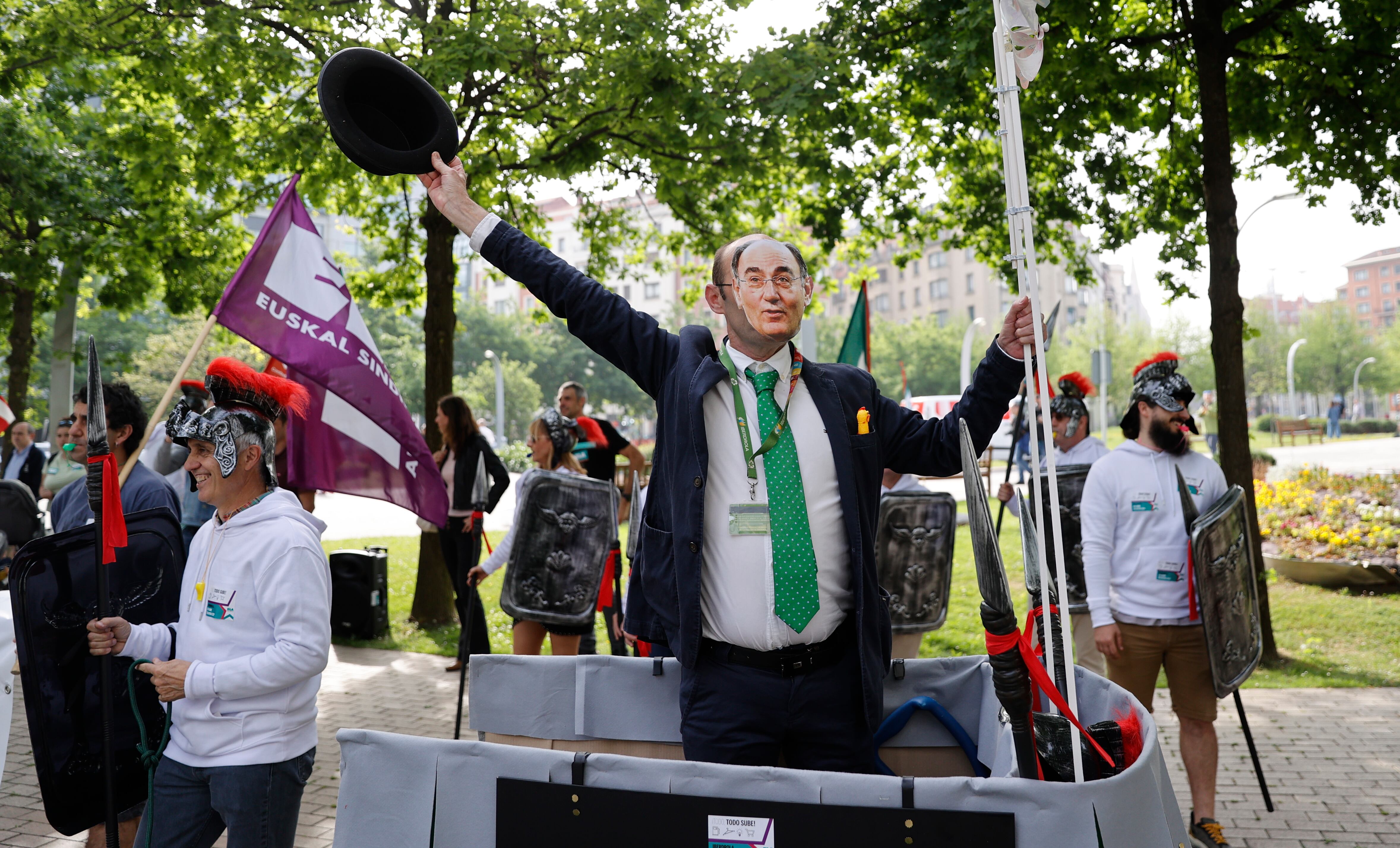 Trabajadores de Iberdrola han exigido concentrados ante la sede de la empresa en Bilbao que se trasladen los beneficios obtenidos por la compañía a los salarios