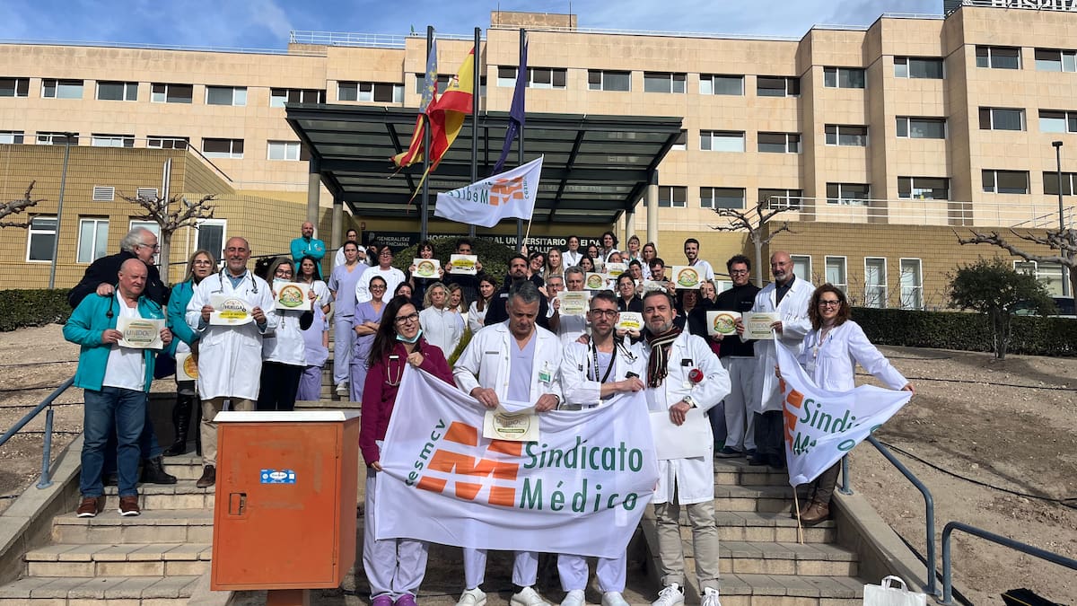 Los médicos del Hospital de Elda se concentran contra el nuevo estatuto marco