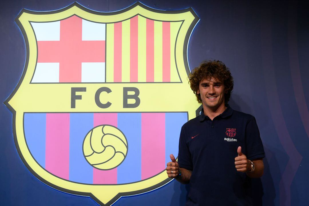 Griezmann, posando en la tienda del FC Barcelona