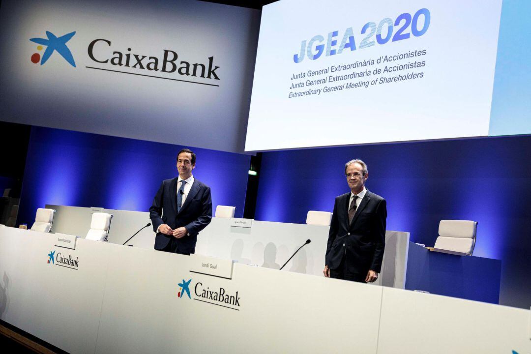 El presidente de CaixaBank, Jordi Gual (d) y el consejero delegado, Gonzalo Gortázar (i), durante la junta de accionistas de CaixaBank para dar luz verde al proyecto de fusión con Bankia, una operación que dará lugar al primer banco de España, con un volumen de activos superior a 660.000 millones de euros, cuotas de mercado cercanas al 25 %, más de 20 millones de clientes y sede social en València.