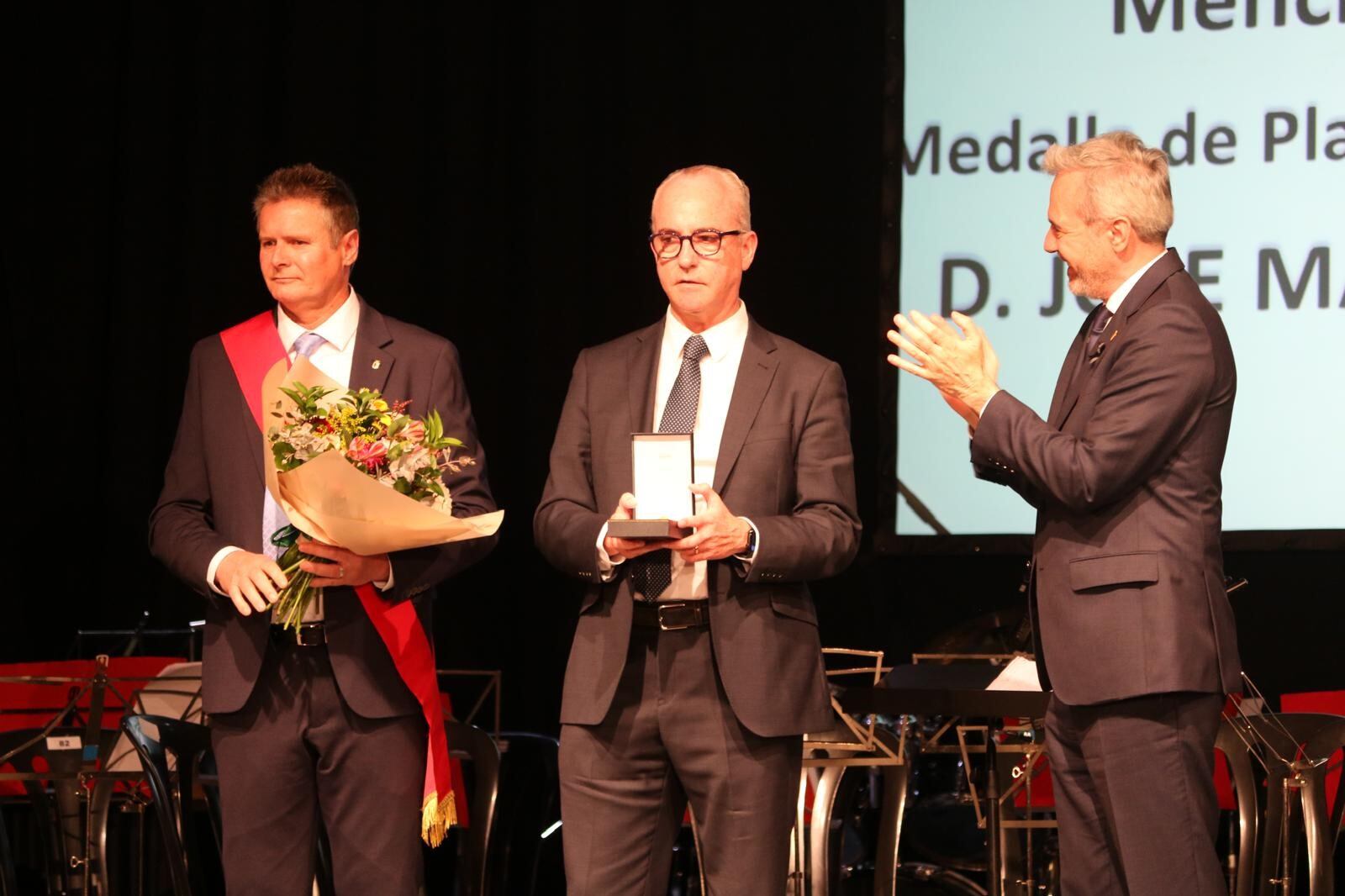 Jorge Costa ha recogido la Medalla de Plata acompañado de Jorge Azcón e Ignacio Gramún. Foto: Ayto de Fraga