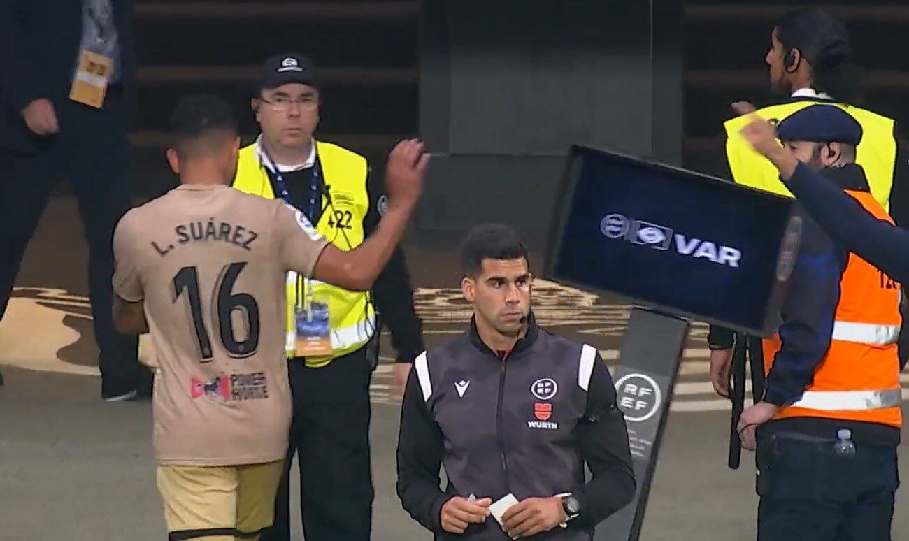 Momento en el que Suárez tira al suelo el monitor del VAR en San Sebastián.