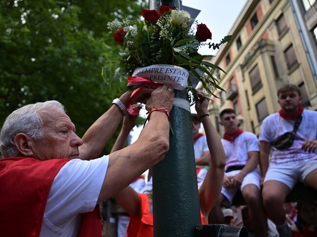 PAMPLONA, 07/07/2025.- Miembros de la Cruz Roja de Navarra protagonizan un homenaje al fallecido portavoz de la organización José Aldaba en tras el primer encierro de los Sanfermines 2025, este lunes en Pamplona. EFE/ Daniel Fernández