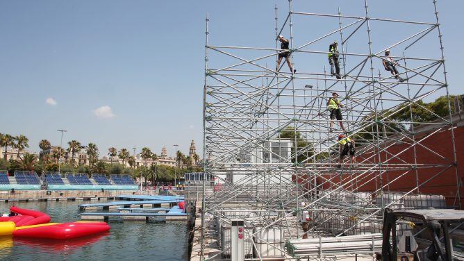 El muntatge de la plataforma de 27 metres al Moll de la Fusta