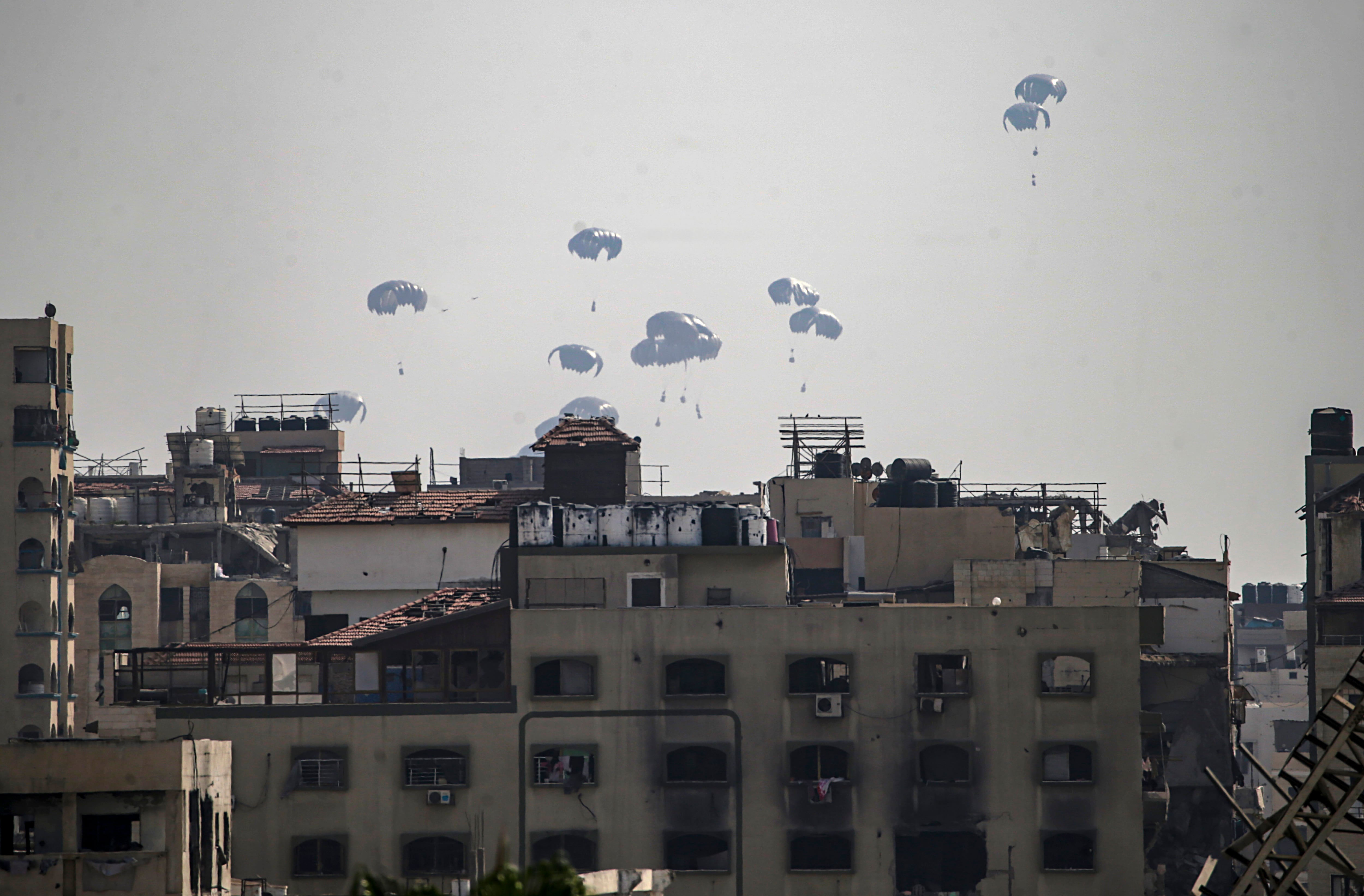 Un avión de Emiratos Árabes Unidos lanza comida desde el aire a la Franja de Gaza.