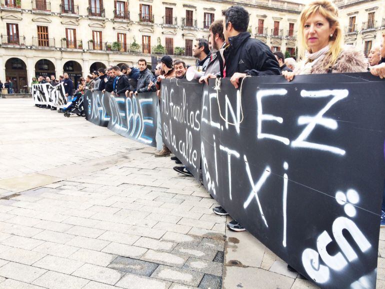 Protesta de los trabajadores de Cablenor frente al Ayuntamiento de Vitoria