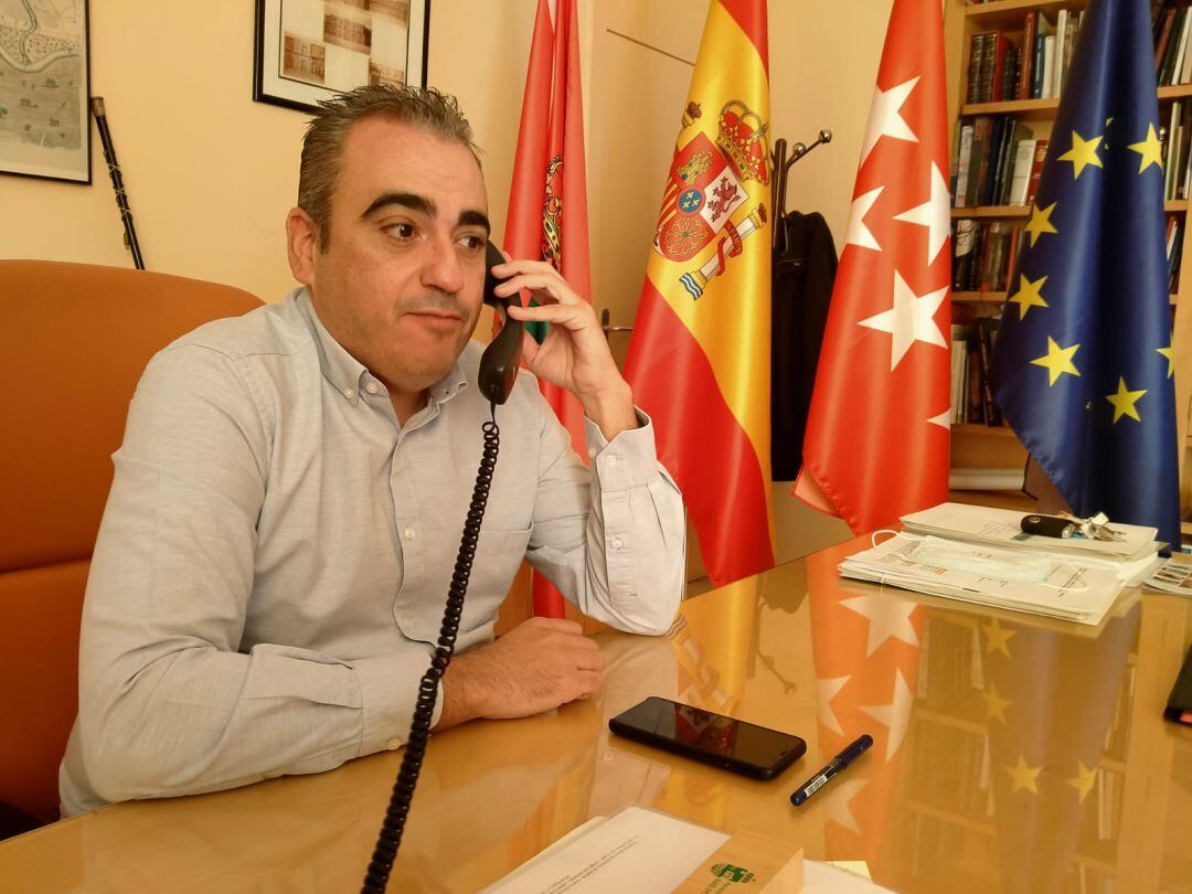 Javier Corpa, alcalde de San Fernando de Henares, atiende en su despacho a SER Henares. 