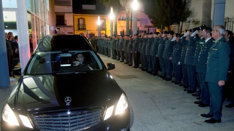 El coche fúnebre con el cuerpo del cabo de la Guardia Civil Diego Díaz, desaparecido la noche del sábado cuando auxiliaba a varias personas en el arroyo Galapagar, a su llegada a la capilla ardiente que se ha organizado en la localidad de Guillena. 