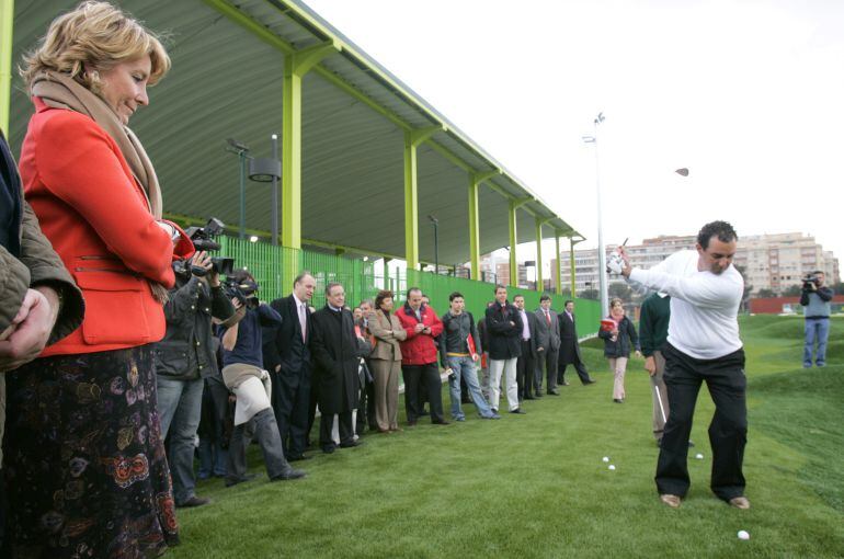 La presidenta de la Comunidad de Madrid, Esperanza Aguirre, observa el campo de golf durante el acto de presentación (28.03.07)