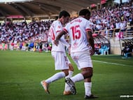 Lucas Ribeiro y Chacón celebran el gol del gallego contra el Valladolid.