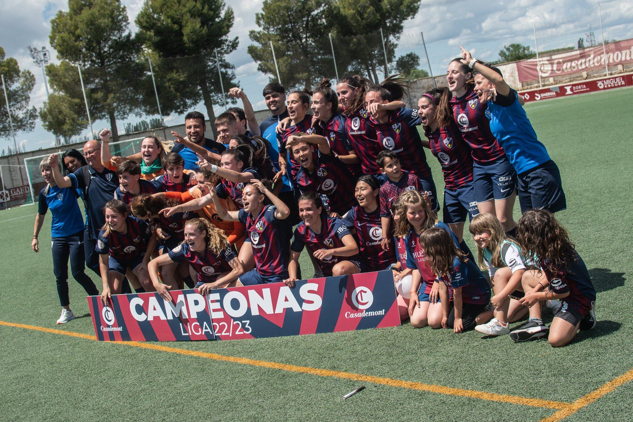 El equipo de la SD Huesca celebrando el ascenso