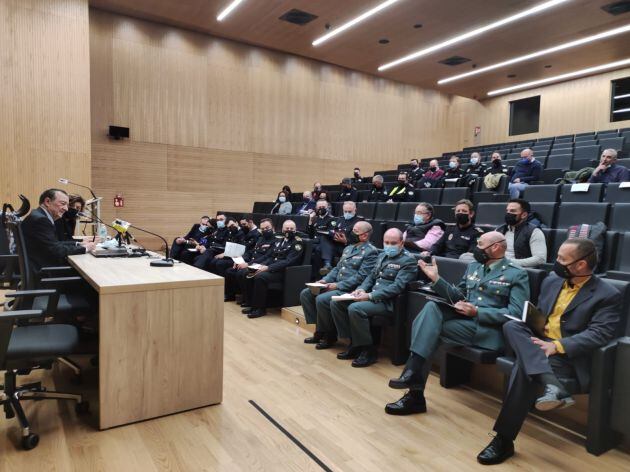 El fiscal de Seguridad Vial, Bartolomé Vargas, se reúne con agentes de Guardia Civil, Policia Local, Colegio de Abogados, DGT y familares de víctimas de accidentes de tráfico para coordinar las actuaciones