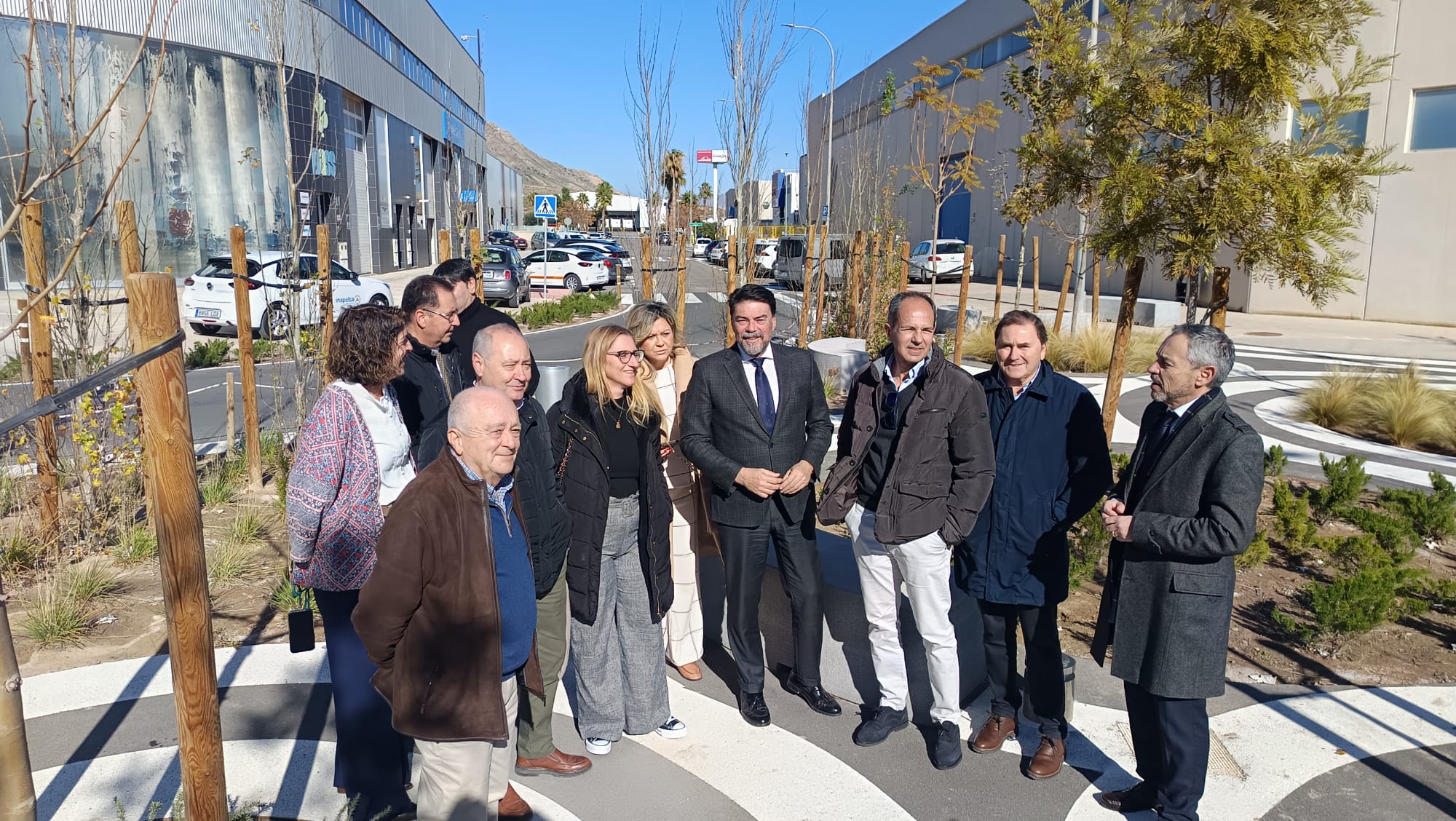 El alcalde Luis Barcala y miembros de su equipo de gobierno posan junto a los gestores de las áreas industriales de Alicante tras la reunión mantenida en el polígono de Las Atalayas