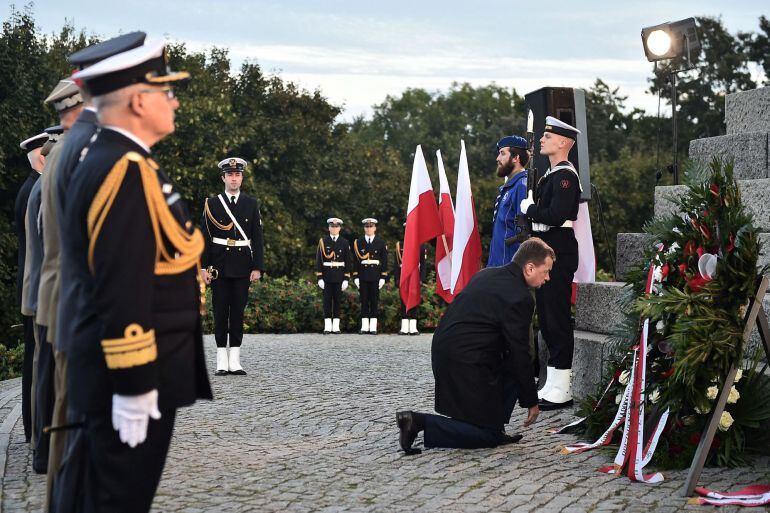  El ministro de defensa de Polonia, Mariusz Blaszczak, deja un ramo de flores en el monumento de la defensa de Westerplatte durante la ceremonia del fin de la segunda guerra mundial. 